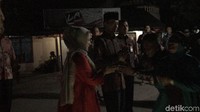 Jokowi-Iriana sempat bersalaman dengan warga di perjalanan menuju lokasi. Foto: Istimewa