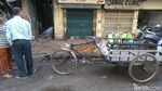 Foto: Melihat Orang India yang Mandi di Pinggir Jalan