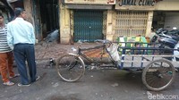 Mandi di pinggir jalan itu adalah hal yang sudah lumrah, kata tur guide kami, Kris. Membahas tempat mandi umum yang berada di pinggir jalan persis, sebetulnya hanya ada sebuah keran. Mereka yang akan mandi harus membawa ember untuk menampung air tau mandi langsung dari air yang mengalir (Masaul/detikTravel)