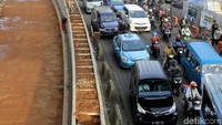 Begini penampakan kemacetan parah yang terjadi di Jalan RA Kartini, Jakarta, Jumat (29/12/2017).