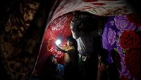 Pernikahan mereka dilangsungkan secara sederhana 11 dDesember lalu. Damir Sagolj/Reuters.