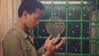 Foto: Fedi Nuril juga menyempatkan diri berdoa di depan makam Nabi Ibrahim, AS. Situs makam ini terletak di Kota Hebron, tepi barat Palestina. (Instagram/Fedi Nuril)