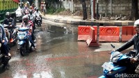 Terlihat genangan air di sekitar lokasi proyek. Namun, tidak diketahui apakah genangan air itu disebabkan pengerjaan proyek atau bukan.