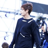 V BTS terpilih sebagai Pria Tertampan di Dunia 2017 versi TC Candler. Selain wajah tampan, V juga dikenal dengan gaya unik. Saat BTS masih debut di 2013, V membeli baju-baju dengan harga terjangkau lalu ia modifikasi sendiri dengan menggunting-guntingnya agar terlihat seperti pakaian rancangan desainer. Foto: Dok. Koreaboo