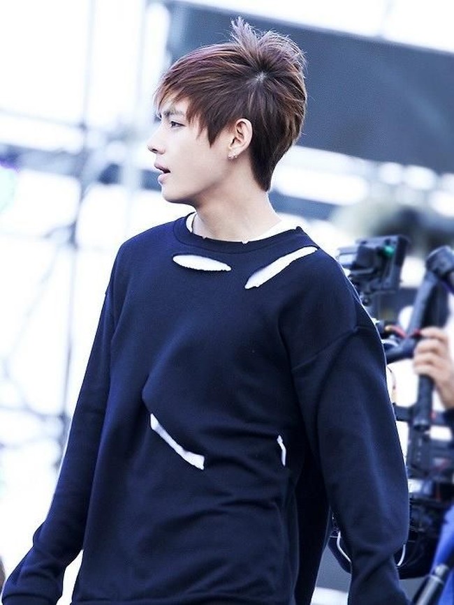 V BTS terpilih sebagai Pria Tertampan di Dunia 2017 versi TC Candler. Selain wajah tampan, V juga dikenal dengan gaya unik. Saat BTS masih debut di 2013, V membeli baju-baju dengan harga terjangkau lalu ia modifikasi sendiri dengan menggunting-guntingnya agar terlihat seperti pakaian rancangan desainer. Foto: Dok. Koreaboo