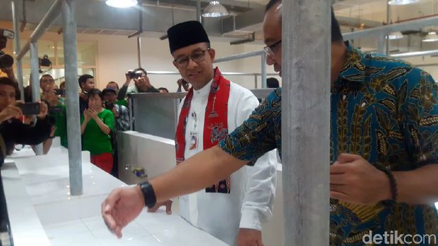 Kelilingi Gedung Baru Blok III Pasar Senen, Anies: Rapi, Nggak Becek