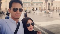 Foto: Pemeran Fahri yang asli ternyata pria yang sayang istri. Ini momen saat Fedi umroh bersama sang istri tercinta. (Instagram/Fedi Nuril)