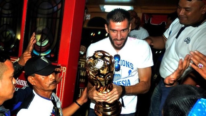 Vladimir Vujovic membawa Trofi Indonesian Super League (Foto: ANTARA FOTO/Novrian Arbi)