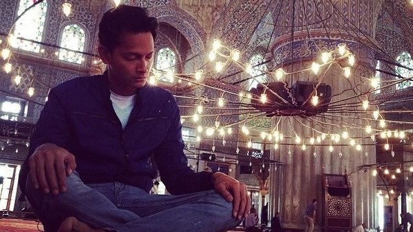 Foto: Sosok Fahri yang saleh ternyata tak hanya ada di film. Fedi yang asli menyempatkan beribadah di dalam Blue Mosque di Turki di sela-sela kegiatan syuting filmnya. Masyaallah.. (Instagram/Fedi Nuril)