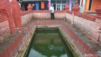 Luasnya sekitar 3x6 meter. Balong Tuk dikelilingi pagar tembok warna merah khas bangunan kekeratonan. Di dalam balong atau kolam terdapat batang kayu. Kayu tersebur diberi nama Buyut Kayu Perbatang (Soedirman Wamad/detikTravel)