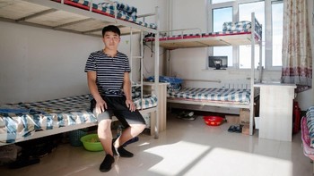 Salah satu pegawai perawatan tambang Bitcoin ini adalah Hou Jie yang baru saja lulus kuliah dan tinggal di tempat yang disediakan. Foto: Quartz