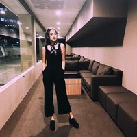Cara lain untuk bergaya dengan jumpsuit adalah pilih tampilan monokrom. Misal, serba hitam head to toe. Dan pilih satu aksesori sebagai statement agar penampilan tidak membosankan. Caitlin memilh bandana dengan motif bernuansa putih yang diikatkan di leher. (Foto: Instagram/Caitlin Halderman)
