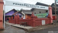 Situs Balong Tuk Pangeran Mancur Jaya berada di Desa Tuk, Kecamatan Kedawung, Kabupaten Cirebon, Jawa Barat. Masyarakat sekitar mengeramatkan situs tersebut. Bahkan, diyakini sebagai penawar penyakit (Soedirman Wamad/detikTravel)