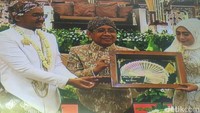 Gubernur DIY sekaligus Raja Keraton Yogyakarta, Sri Sultan Hamengku Buwono X menghadiri pernikahan putri Mensesneg Pratikno, Anisa Firdia Hanum. Sultan sempat membacakan sebuah puisi di acara ini. Foto: Usman Hadi/detikcom