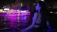 Rky memang kerap tampil seksi, sekaligus juga elegan. Tampak Rky yang tengah menikmati keindahan Sungai Mekong di malam hari (@rky_thitiworada/Instagram)