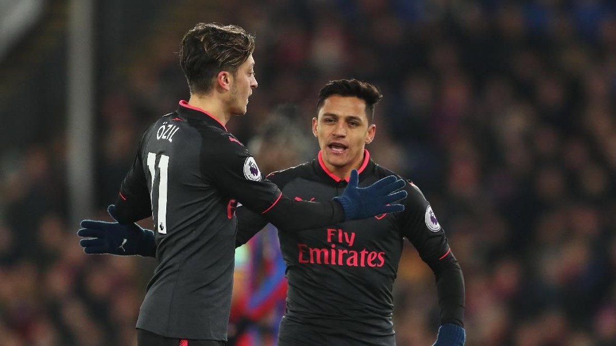 Mesut Oezil dan Alexis Sanchez (Foto: Catherine Ivill/Getty Images)