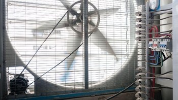 Kipas besar untuk menjaga temperatur tetap rendah. Foto: Quartz
