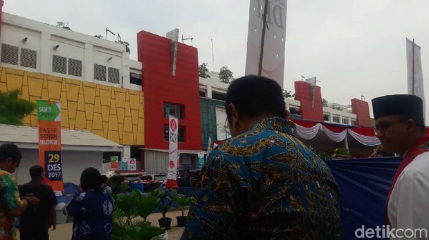 Kelilingi Gedung Baru Blok III Pasar Senen, Anies: Rapi, Nggak Becek