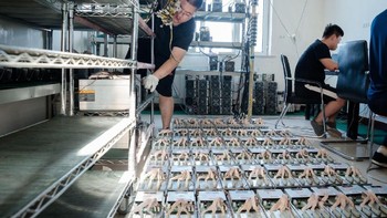 Dengan semakin tingginya nilai Bitcoin, penambangan semacam ini bisa menghasilkan untung besar bagi pemilknya. Foto: Quartz
