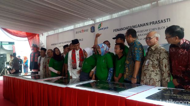 Saat Nenek Pedagang Pasar Senen Menyelip di Samping Anies untuk Foto