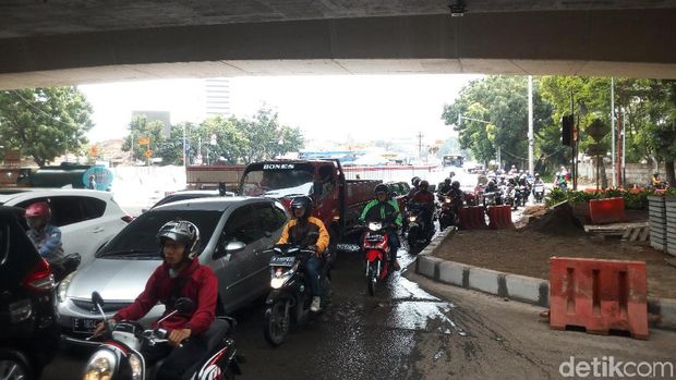 Jalan sedikit becek karena ada genangan air