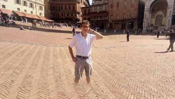 Wisatawan ini sedang berpose di salah satu tempat wisata, tapi kakinya hilang. (Foto: Dailymail)