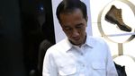 Momen Jokowi Beli Sepatu Kotak-kotak dan Ngopi Rp 9 Ribu