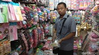 Sayangnya para pedagang terompet di Pasar Asemka, Jakarta Barat mengeluhkan penurunan penjualan dibandingkan malam tahun baru 2017.