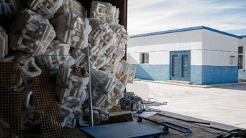 Bekas kemasan mesin penambang Bitcoin. Foto: Quartz