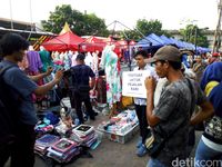 Koalisi Pejalan Kaki Protes Trotoar Tanah Abang Belum Steril