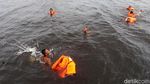 Semringahnya Anak-anak Muara Angke Mandi di Air Keruh