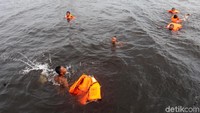 Anak-anak tampak bermain dengan menggunakan pelampung.