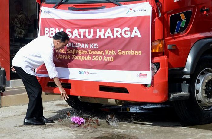 Pecahkan Kendi ke Truk Jokowi Resmikan BBM Satu Harga di 