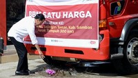 Presiden Joko Widodo (Jokowi) meresmikan 17 titik penyalur Bahan Bakar Minyak (BBM) satu harga di Pontianak, Kalimantan Barat, Jumat (29/12/2017). Hal itu dilakukan secara simbolis dengan memecahkan kenci ke truk. Pool/Kris/Biro Pers Setpres.