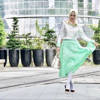 Berpose untuk mempromosikan brand scarf miliknya, Angel Lelga memadukan atasan putih dengan aksen hijau di ujung lengan dan rok hijau serta tak ketinggalan tas Hermes Birkin miliknya. Foto: Dok. Instagram Angel Lelga