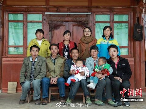 Ada Kisah Haru di Balik Fotografer Tampan yang Ambil Foto Keluarga Gratis