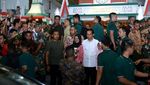 Momen Jokowi Beli Sepatu Kotak-kotak dan Ngopi Rp 9 Ribu