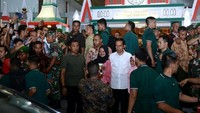Banyak warga yang ingin berfoto dengannya. 
