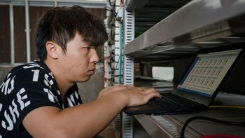 Penambangan Bitcoin di sini kabarnya menyumbangkan 4% processing power di jaringan Bitcoin, sebuah angka sangat besar. Foto: Quartz