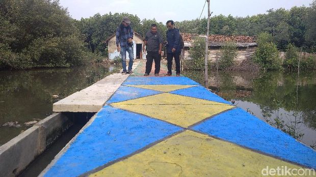 Cantiknya Kampung Pelangi di Pesisir Cirebon Selatan Ini
