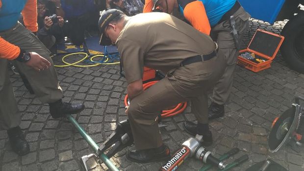 Saat Anies Jajal Peralatan Milik Satpol PP DKI