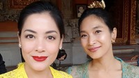 Ia banyak menghabiskan waktu dengan sahabatnya, Happy Salma di Bali. Foto: Instagram/lutob
