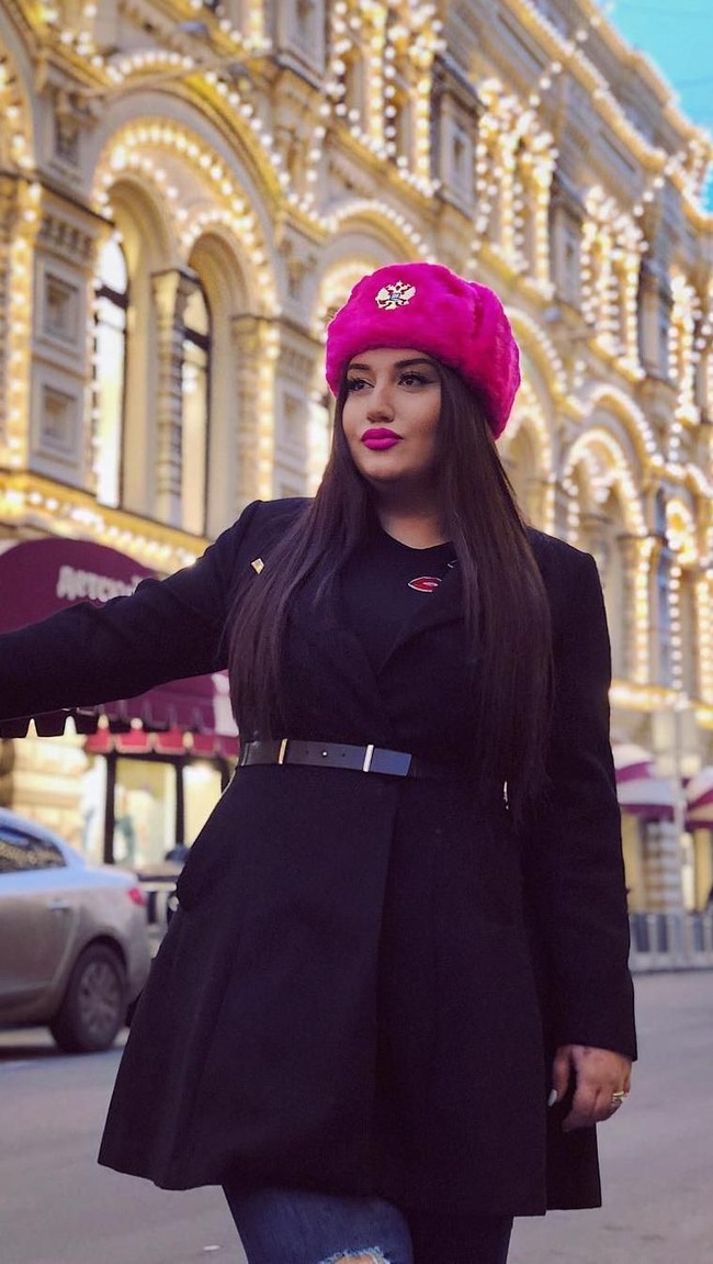 Inilah Goar Avestiyan, makeup artist asal Rusia yang akun Instagramnya @goar_avetisyan memiliki lebih dari 4,4 juta pengikut. Goar menjadi populer karena menginspirasi melalui berbagai proyek makeupnya untuk wanita-wanita yang tidak percaya diri atau kehilangan kepercayaan dirinya. Dia mengubah mereka menjadi wanita yang berbeda dengan makeup dan itu menumbuhkan kepercayaan diri para wanita tersebut. Klik next untuk melihat deretan karyanya yang dramatis. Foto: Instagram Goar Avetisyan