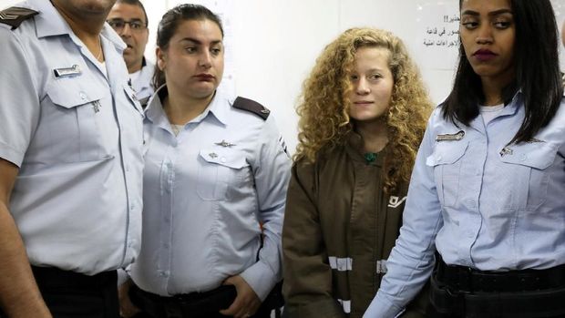 Ahed Tamimi saat menghadiri sidang di penjara Ofer pada 28 Desember
