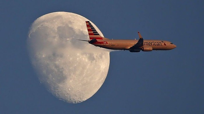 Tuduh Penumpang Mencuri Selimut, American Airlines Minta Maaf