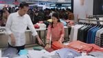 Momen Jokowi Beli Sepatu Kotak-kotak dan Ngopi Rp 9 Ribu