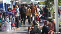 Libur tahun baru yang bertepatan dengan libur akhir pekan panjang (long weekend) dimanfaatkan oleh warga Jakarta dan sekitarnya untuk bepergian ke luar kota menggunakan kereta api.