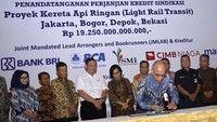 Dirut Bank DKI disaksikan oleh Menteri Keuangan Republik Indonesia, Sri Mulyani, Menteri Koordinator Bidang Kemaritiman Indonesia, Luhut B. Panjaitan, Menteri Perhubungan, Budi Karya Sumadi dan jajaran Direksi BUMN & Swasta di Jakarta, (29/12). Foto: dok. Bank DKI