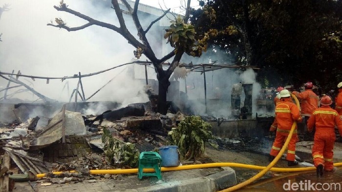 Kebakaran Kios di Pulogadung Padam, 4 Motor dan 1 Mobil Ikut Hangus