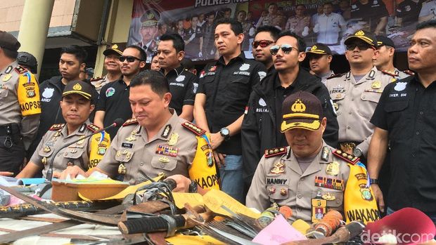 647 Preman Ditangkap di Jakarta Barat, Samurai hingga Senpi Disita